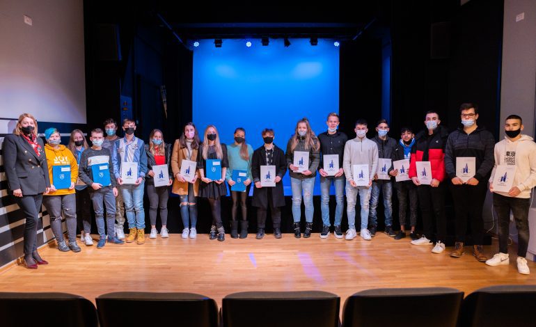 Ugovori o stipendiranju za 60 učenika i studenata