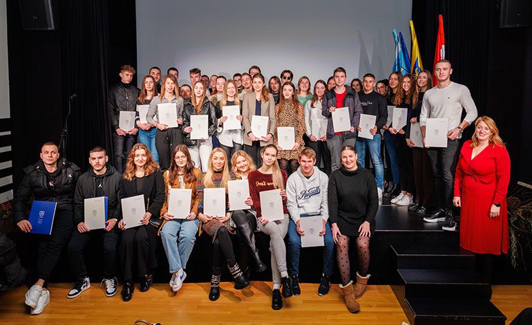  Uručena 52 stipendijska ugovora učenicima i studentima
