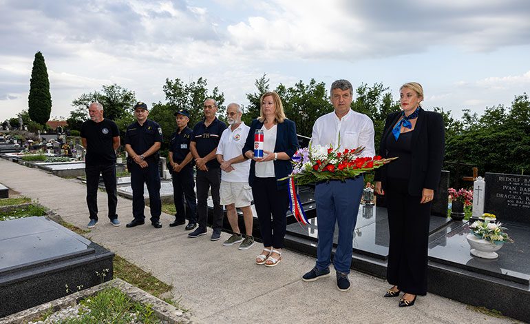 Polaganjem cvijeća i svijeća odana počast poginulim braniteljima