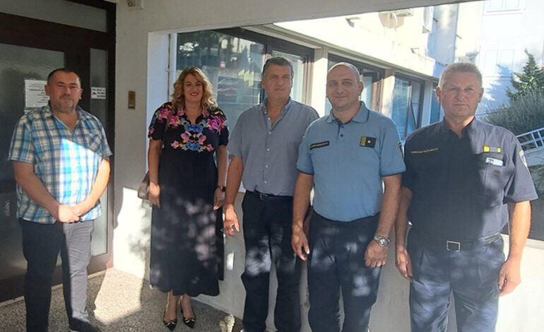 Predstavnici Grada Crikvenice povodom Dana policije posjetili crikveničke policajce