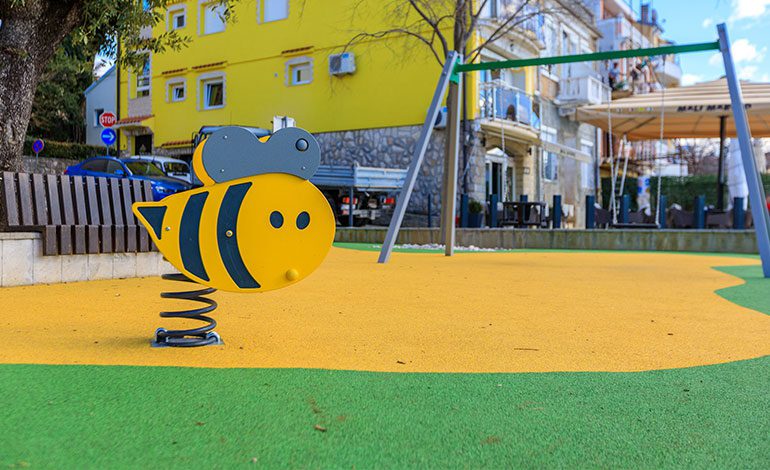 Novo ruho dječjeg igrališta u Selcu