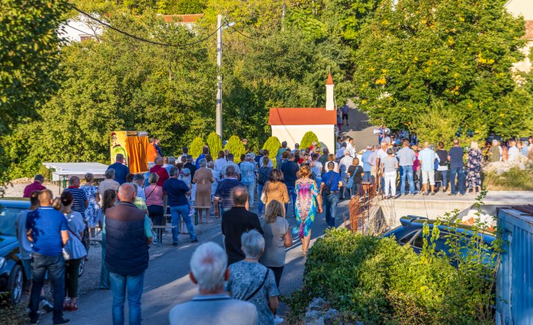 Sretan blagdan Male Gospe