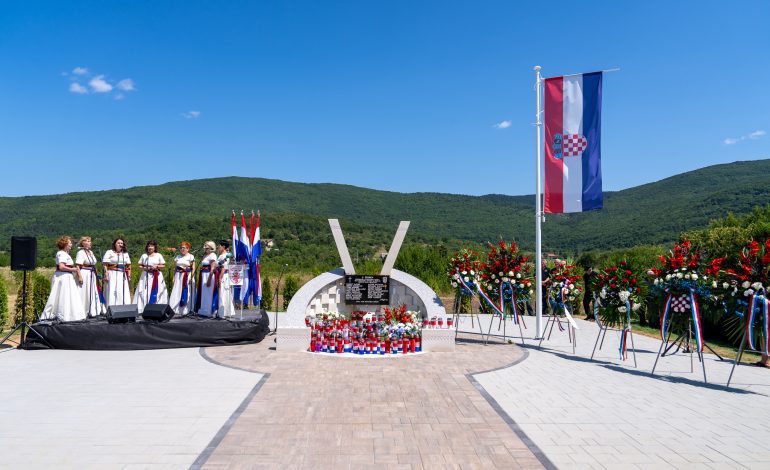Otkriven obnovljeni spomenik u Zalužnici s imenima 19 branitelja palih u Oluji